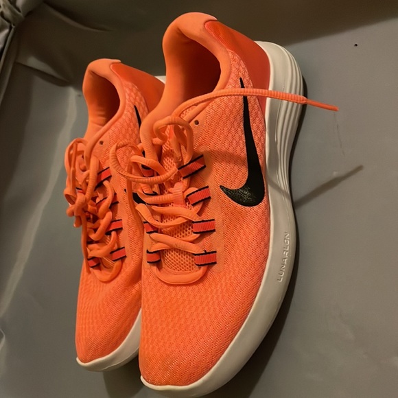 Pink Nike shoes - Picture 2 of 4